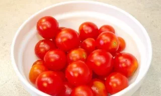 First, of course, we have to peel off the tails and wash the tomatoes thoroughly.