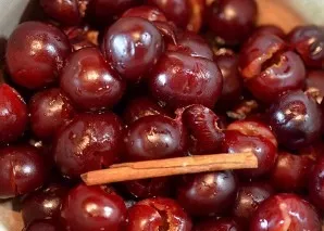 Remove the dice from the cherries, put in a saucepan, add cinnamon.
