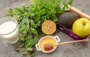 Prepare all the ingredients. It is desirable that there was a green apple and a very ripe avocado.