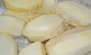 Peel the potatoes and wash them well.