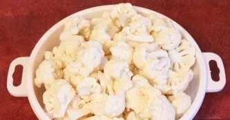 First, lets disassemble the head of cauliflower into inflorescences, if necessary, cut the large pieces into pieces.