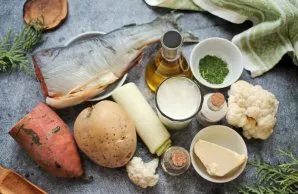 Prepare all the necessary ingredients. Peel and wash the vegetables.