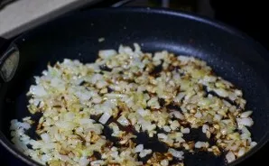 Heat a little vegetable oil in a pan. Peel one onion and cut into small cubes. Put in a pan and fry until golden brown.