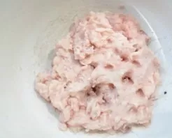 Wash and wipe the fish fillet. Grind until smooth.