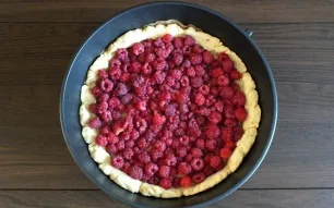 Place the pure raspberries in the baked cake base. Smooth it out.