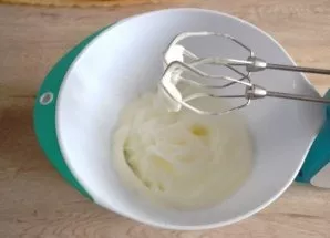 At the same time, beat the egg whites with a pinch of salt until soft peaks form.