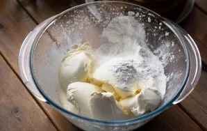 Pour the cream into a bowl and beat with a mixer until soft peaks are formed. Put cream cheese and icing sugar in the whipped cream.