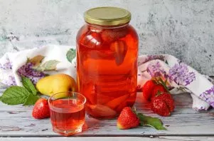 Strawberry compote with pears is ready for the winter!
