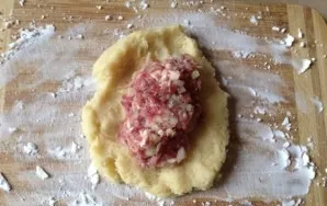 We put a large pot of water on the stove and start sculpting the carob. I sprinkle the board with starch, divide the dough into 8 parts. ...
