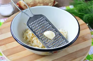 Grate the garlic. Add garlic to taste. The more garlic, the more spicy the snack will be.