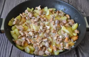 Put the chanterelles on top of the potatoes and fry everything together until fully cooked.