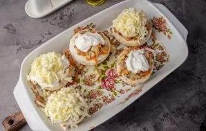 Coat the top with sour cream and sprinkle with cheese. We put to bake in an oven preheated to 200 degrees for 20 minutes.