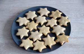 Remove the hot cookies from the baking tray.