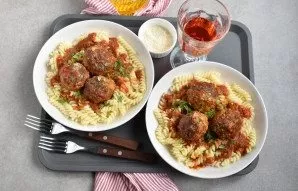 On top, a little grated parmesan, a pinch of fresh parsley, a glass of good wine, belissimo! A lovely evening!