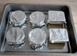 Cover the molds with foil, pour hot water at half the height of the molds. Place in the oven preheated to 160 degrees for 45-50 minutes.