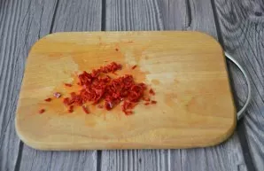 Remove the seeds of chilli and chop.