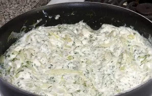 If the sauce turns out to be thick, you can add a little water.