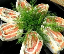Cut the finished roll into obliquely small pieces, put on a flat container, decorate with fresh herbs and serve!
