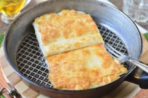 Bake the cakes for 2-3 minutes over low heat on both sides until browned.