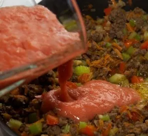 Grind the cooled tomatoes into a paste using a blender or food processor. Pour the resulting tomato puree into the pan.