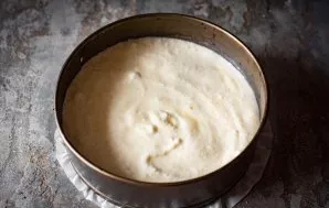 Line the spring baking sheet with baking paper and smooth out all the prepared dough on top with a spoon. Bake the cake at 180 degrees in...