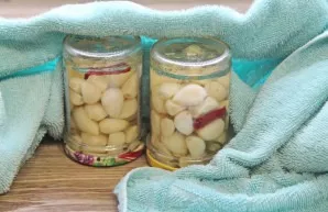 Roll up the garlic, turn it upside down and wrap until completely cooled.