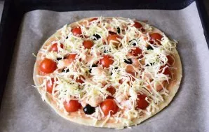 Grate the mozzarella and put it on top. Put the pizza to bake in the oven, already preheated to 180 degrees, for 15 minutes.