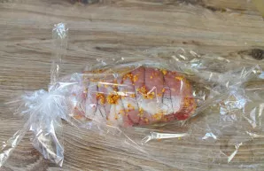 Place the roll in the baking sleeve and tie one end. Put the second one under the bottom and put it in the refrigerator for 6 hours.