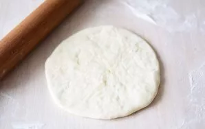 Using a rolling pin, carefully roll out this bag of cheese filling into a flat cake, as in the photo.
