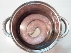 Boil water with salt. Reduce the heat and add the sausage. Cook for 5 minutes.