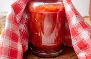 Lay out the prepared hot sauce in sterile jars, roll up with sterile lids. Turn upside down, wrap and leave to cool completely.