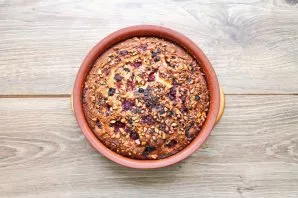 Put the form in a hot oven and cake at a temperature of 180 degrees for 35-40 minutes. Remove the baked cake from the oven, cool and serv...