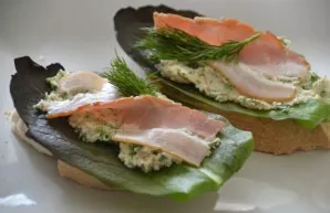 The third option: baguette, salad, cheese mass, bacon.