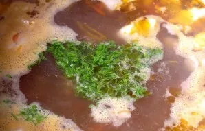 Then put the ingredients from the pan in a saucepan and bring the soup to a boil. Add chopped herbs.