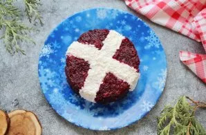 Grate the egg whites on a fine grater, remove the paper and place the whites in loose strips. Put the salad in the refrigerator for an ho...