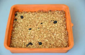 Let the granola cool completely, break it with your hands, because the knife will not be able to cut perfectly, the granola will crumble.