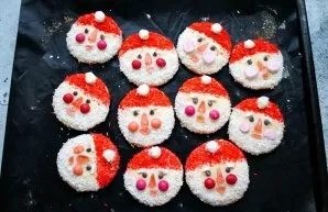 Let the chocolate on the cookies dry completely.