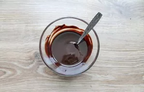 Mix 20 ml of milk, sugar and cocoa, mix. Place over low heat and simmer for a few minutes, stirring, until thickened.