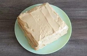 When alternating patties (one with poppy seeds, cream, then the other with nuts), layer them with cream. Spread the remaining cream abund...