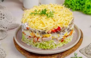 After a while, carefully remove the ring and serve the salad. Enjoy your meal!