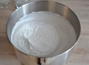With a thin thread, pour the syrup into the whipped protein-apple puree, continuing to beat it into a stable dense mass of marshmallows. ...