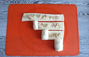 Roll up the rolls. Repeat the process with the rest of the dough.