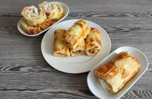 Serve the finished Finnish Pannukakku pancake with your favorite drinks.