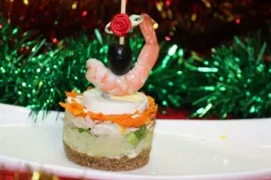 Decorate the salad with a skewer.