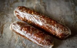 Then put this homogeneous chocolate mass on a cling film and form a