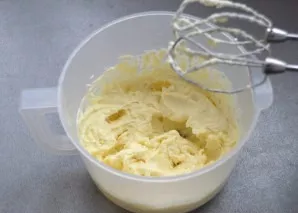 You can leave all the cream white, or you can set aside one part of the cream, for example a third.