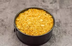 Sprinkle the top of the cake with half the crumbs, put in the refrigerator for 3-4 hours or overnight.