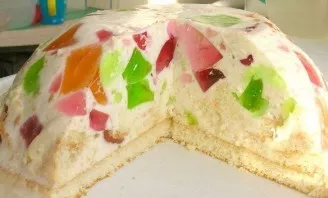 Place the container with the cake in hot water for 30 seconds, then turn it over on a plate where you will serve the cake.