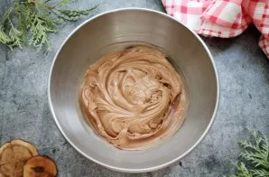 In a water bath, melt the chocolate, cool and pour into the cream. Shaken into a homogeneous, fluffy mass.