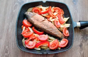 Cut the tomato into slices and add to the pan with the fish and other vegetables.